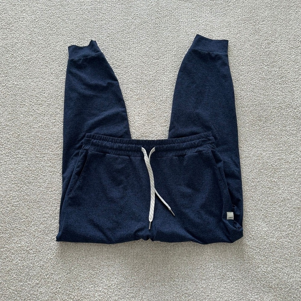 Vuori Women's Performance Jogger size XS in Heather Navy Blue
